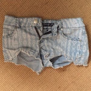 Patterned jean shorts with frayed bottoms